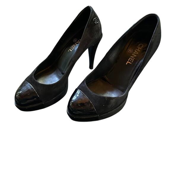 Authentic Chanel suede and patent pump with logo - Picture 1 of 7